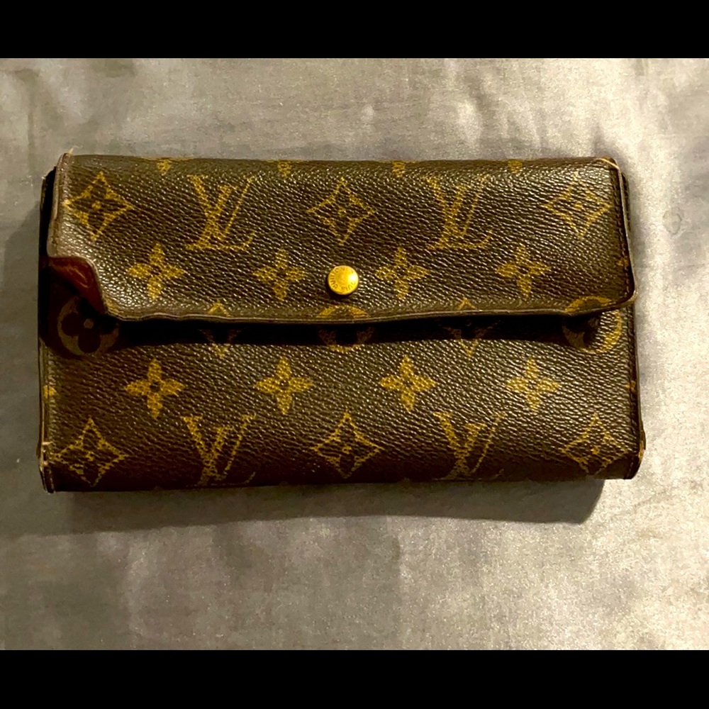 Authentic Louis Vuitton Sarah Wallet